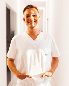 Dentalni Asistent Frank Incze - Dentelli O Nama
